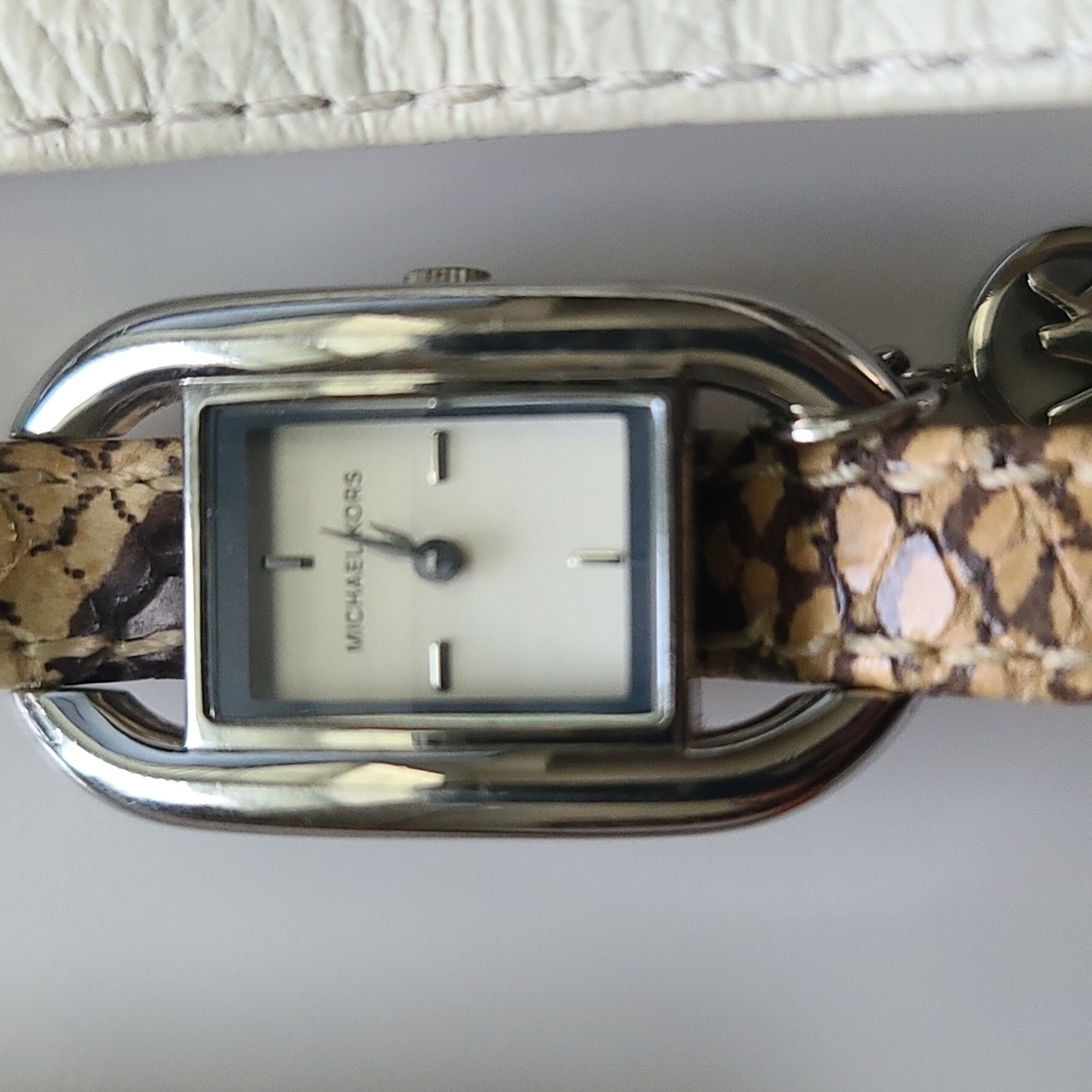 Michael Kors Watch with 3 Bands - Picture 2 of 5